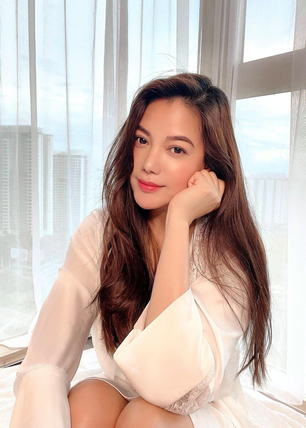 Trương Ngọc Ánh xuất hiện với vẻ ngoài xinh đẹp, trẻ trung, gửi năng lượng tích cực, tình yêu thương đến mọi người: “Ở thời điểm này, Ánh chọn yêu thương nhau, bỏ hết những buồn giận tiêu cực, biến lớn thành nhỏ, nhỏ thành không có, để có thể lan toả cho nhau năng lượng tích cực. Cùng nhau đi qua được thời điểm này, chúng ta nhất định sẽ bền vững. Thương gửi niệm lành đến tất cả mọi người”.