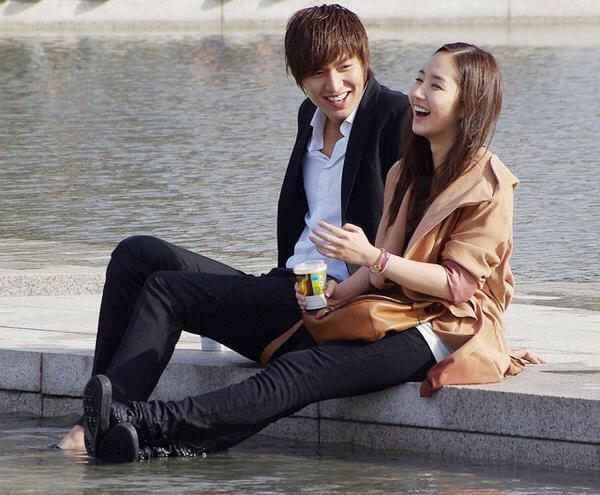 Sau lần hợp tác cùng Lee Min Ho qua bộ phim Thợ săn thành phố, cô và nam diễn viên từng có khoảng thời gian công khai hẹn hò.
