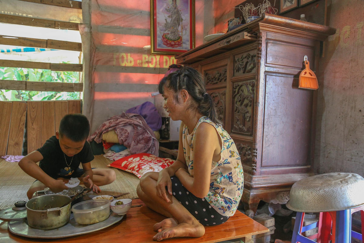 Chấn ướt chân ráo xuống Hà Nội, cũng may tìm được một căn nhà trọ ở quận Long Biên được bà chủ quan tâm, yêu mến. Chị cứ ngỡ cuộc đời mình sẽ bớt kham khổ khi mỗi tháng đi làm rửa bát, tại các quán ăn cũng được 5 triệu đồng mỗi tháng. Nhưng định mệnh luôn biết cách trêu đùa chị. Hơn 8 năm trước bà chủ trọ có một cậu con trai đã bỏ vợ , nhờ sự “đẩy thuyền” của bà chủ thì họ lại đến với nhau.