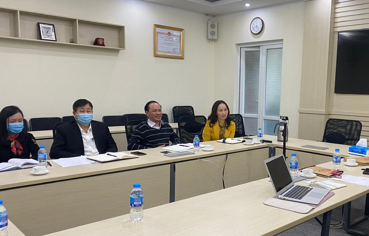 Đại diện lãnh đạo Trường Đại học Hòa Bình trao đổi với phóng viên.