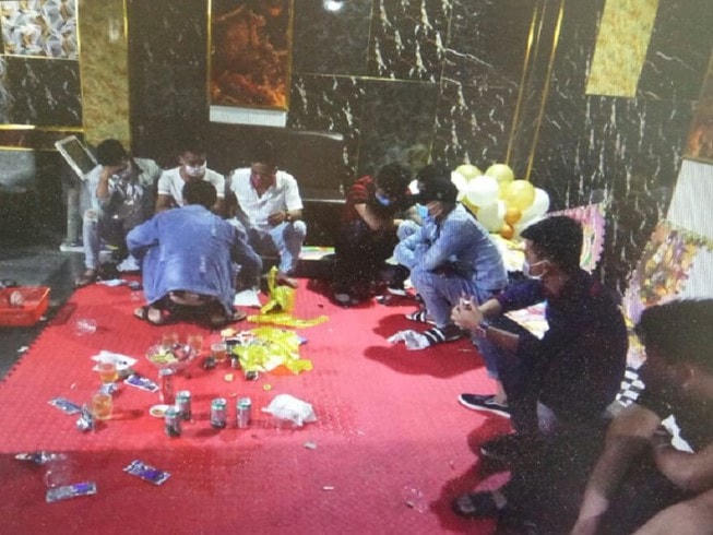Tại thời điểm lực lượng chức năng vào kiểm tra, 14 thanh niên đều dương tính với ma túy. Ảnh: Công an cung cấp.
