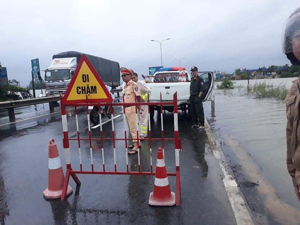 Lực lượng chức năng đã có mặt trên Quốc lộ 1A để điều tiết, hướng dẫn các phương tiện lưu thông.