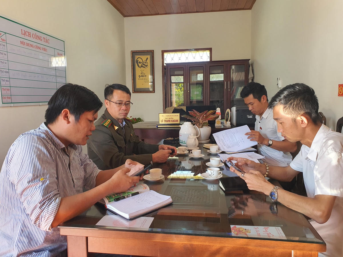 Trao đổi về vụ việc này, ông Lê Thanh Khánh, Hạt trưởng Hạt kiểm lâm huyện Ea Hleo cho biết, khu vực rừng vừa bị lâm tặc tàn phá do Công ty TNHH HTV Lâm nghiệp Ea Hleo quản lý. Hiện đơn vị cũng đã nắm được vụ việc và đang tiến hành phối hợp với chủ rừng để kiểm tra hiện trường, xác định vị trí tọa độ, thống kê thiệt hại. Đồng thời, tiến hành báo cáo vụ việc lên các cơ quan liên quan, cùng với đó, sẽ đề nghị Công an và Viện KSND vào cuộc để xử lí nghiêm các đối tượng theo quy định.