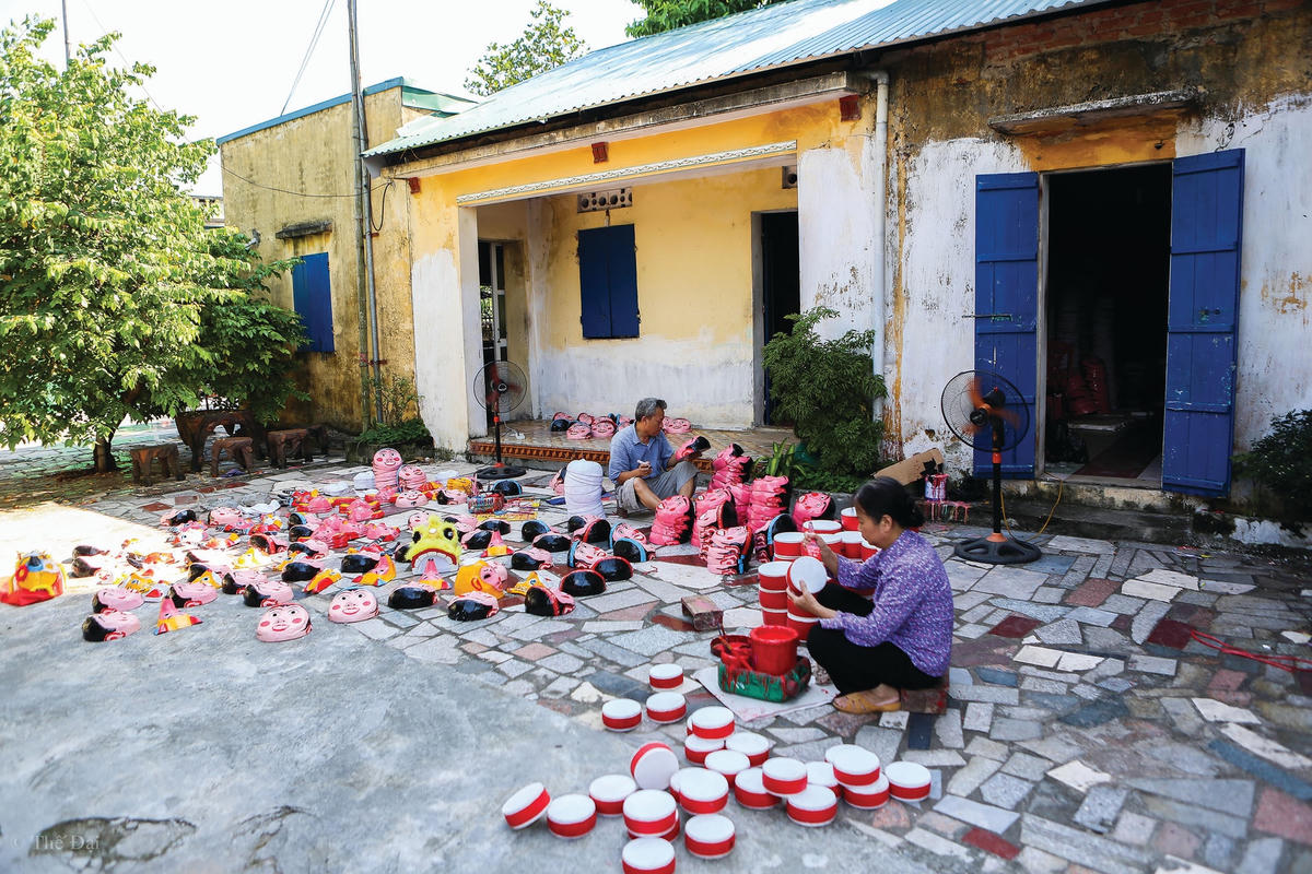 Những người thợ cần mẫn làm ra những chiếc trống, mặt nạ…