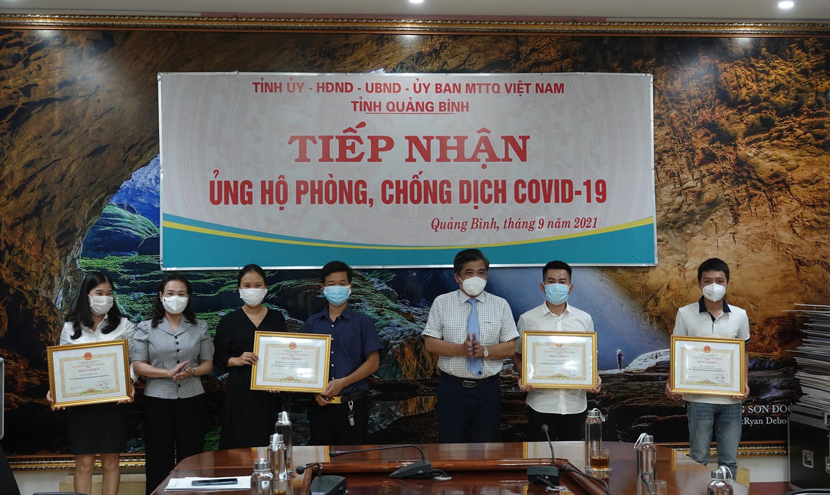 Tặng Bằng khen của Chủ tịch UBND tỉnh Quảng Bình cho 4 tập thể và cá nhân.