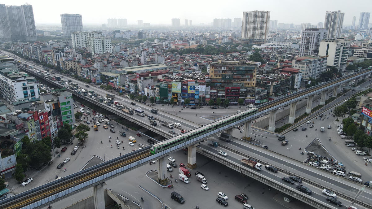Trong 15 ngày đầu, sẽ có 2 loại tàu hoạt động, trong đó là 3 chuyến tàu tham quan chạy suốt tuyến, không dừng đỗ tại các ga. Loại còn lại là để phục vụ nhu cầu đi lại thông thường của người dân. Trong những ngày miễn phí, khách đi tàu được phát thẻ miễn phí, số thẻ này sẽ được thu lại vào cuối ngày để công ty tính đếm, làm căn cứ báo cáo khách đi lại mỗi ngày.