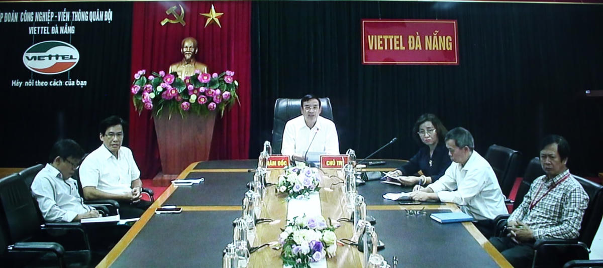  Lãnh đạo TP. Đà Nẵng, Sở Y tế Đà Nẵng báo cáo tình hình tại cuộc họp. Ảnh: VGP.