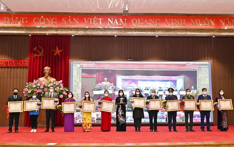 Trạm Y tế lưu động phường Vĩnh Phúc vinh dự đại diện cho quận Ba Đình đón nhận Bằng khen của Thủ tướng Chính phủ do có thành tích xuất sắc trong công tác phòng, chống dịch Covid-19.