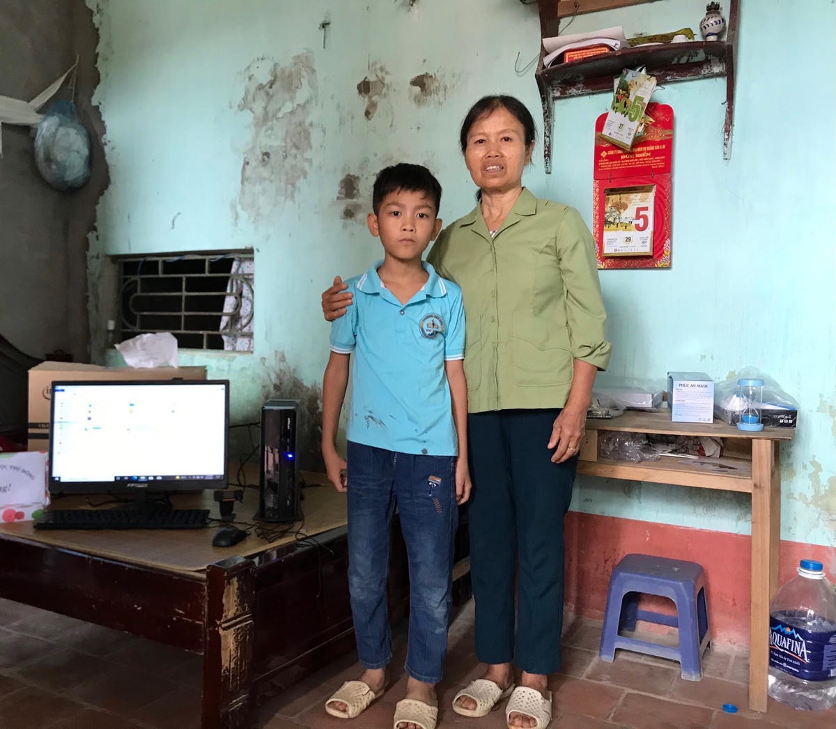 Học sinh có hoàn cảnh khó khăn nhận máy tính hỗ trợ của Phòng GDĐT quận Ba Đình trong ngày đầu tiên năm học mới.