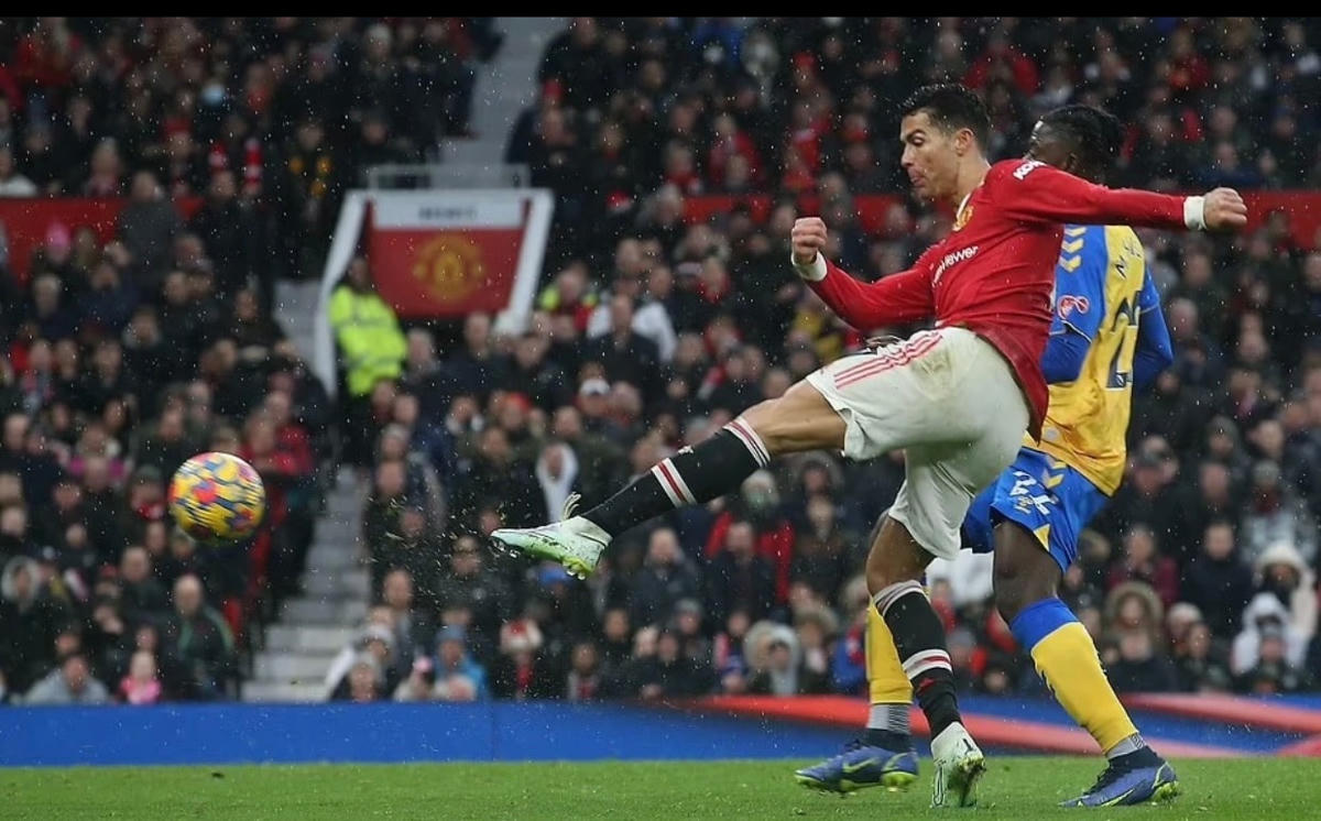 C.Ronaldo có rất nhiều tình huống dứt điểm trước khung thành của Southampton nhưng hoặc không thắng được thủ thành Forster hoặc bị thổi việt vị.