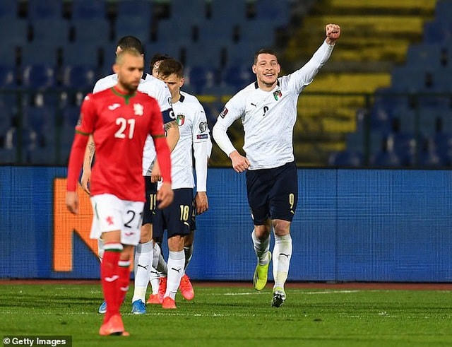 Andrea Belotti mở tỷ số cho Italia ở cuối hiệp 1.  