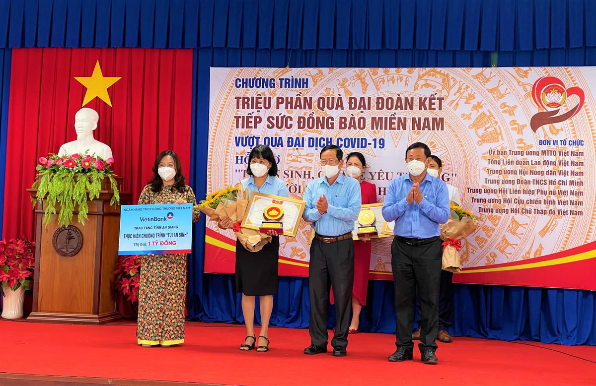 Đại diện các doanh nghiệp trao bảng tượng trưng hỗ trợ chương trình quà "Đại đoàn kết" và "Túi an sinh" cho người dân gặp khó khăn do ảnh hưởng dịch Covid-19.