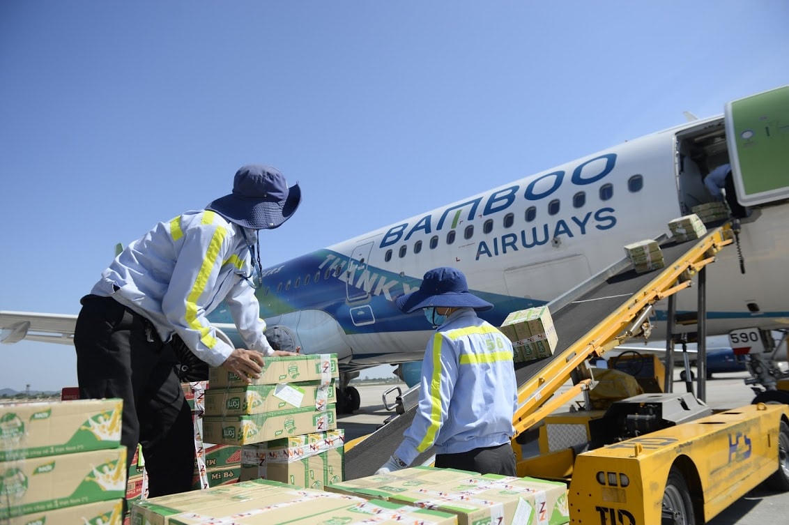Bamboo Airways vận chuyển hàng cứu trợ tới miền Trung.