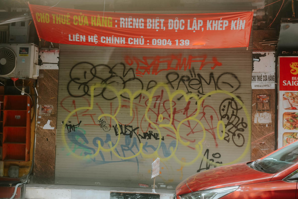 Cũng chung tình trạng nhiều cửa hàng có vị trí đắc địa trên phố Hàng Giầy nay đã treo biển tìm người thuê.