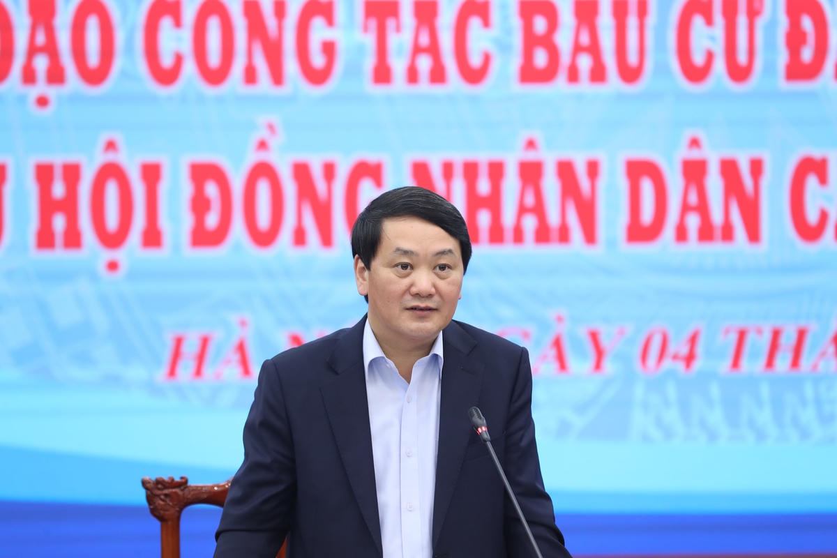 Phó Chủ tịch - Tổng Thư ký Hầu A Lềnh phát biểu tại cuộc họp.