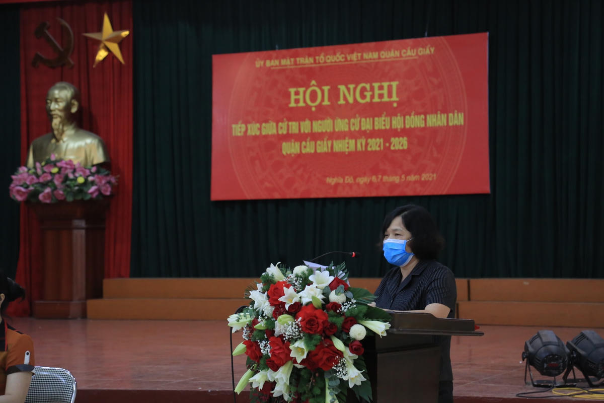 [Ảnh] Người dân sát khuẩn, đeo khẩu trang khi dự hội nghị vận động bầu cử
