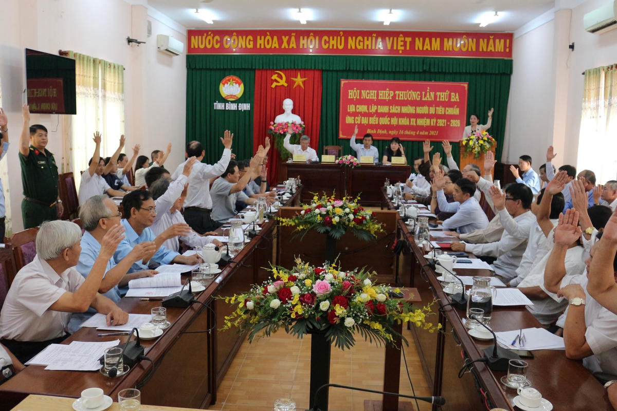 Các đại biểu biểu quyết thống nhất với danh sách người đủ tiêu chuẩn ứng cửđại biểu Quốc hội khóa XV tại Hội nghị hiệp thương lần thứ ba.