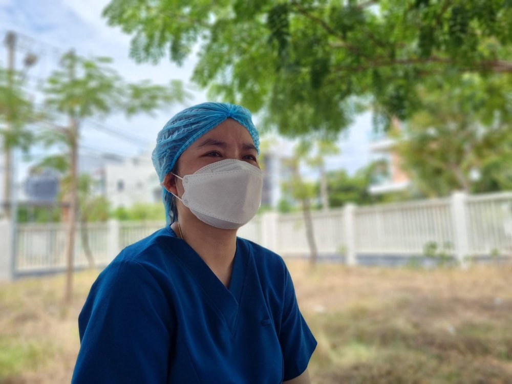 Kỹ thuật viên Trung tâm Y tế quận Sơn Trà bị ông Vinh đánh, kể lại sự việc với báo chí.