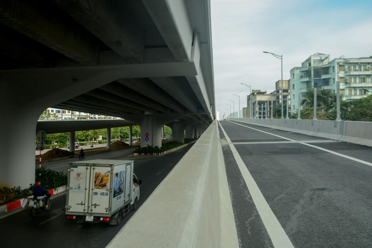 Theo thiết kế ban đầu được Bộ GTVT phê duyệt, dự án chỉ đầu tư cầu cạn từ Mai Dịch đến Nam Thăng Long, không xây dựng các nhánh ra, vào tuyến đường. Tuy nhiên, quá trình triển khai, dự án còn dư vốn, nên Bộ GTVT đã phê duyệt bổ sung đầu tư 6 nhánh lên xuống với tổng mức đầu tư hơn 200 tỷ đồng.