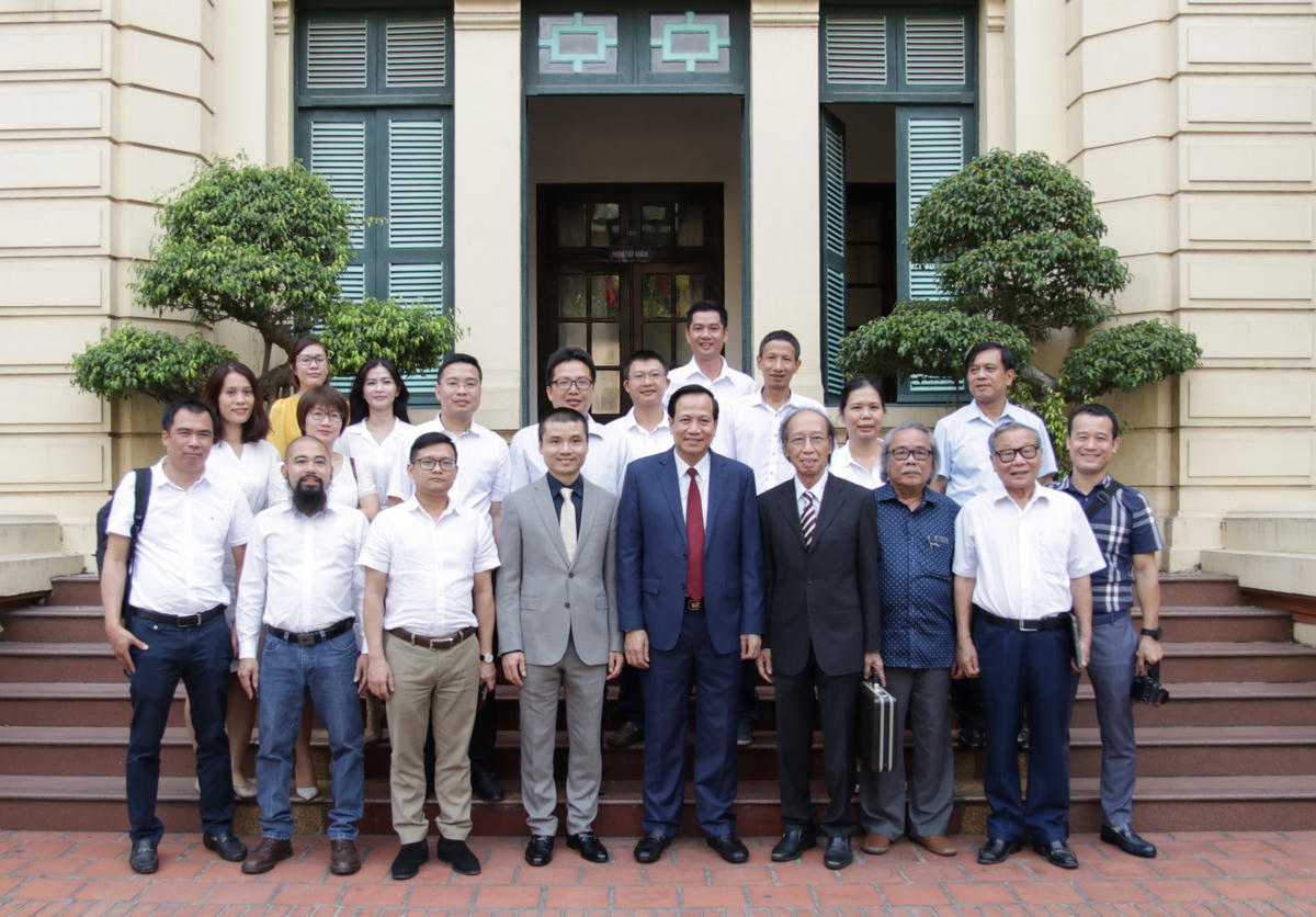 Lãnh đạo Bộ Lao động cùng tập thể cán bộ chủ chốt báo điện tử Dân trí chụp ảnh lưu niệm tại trụ sở Bộ. Ảnh: Dantri.