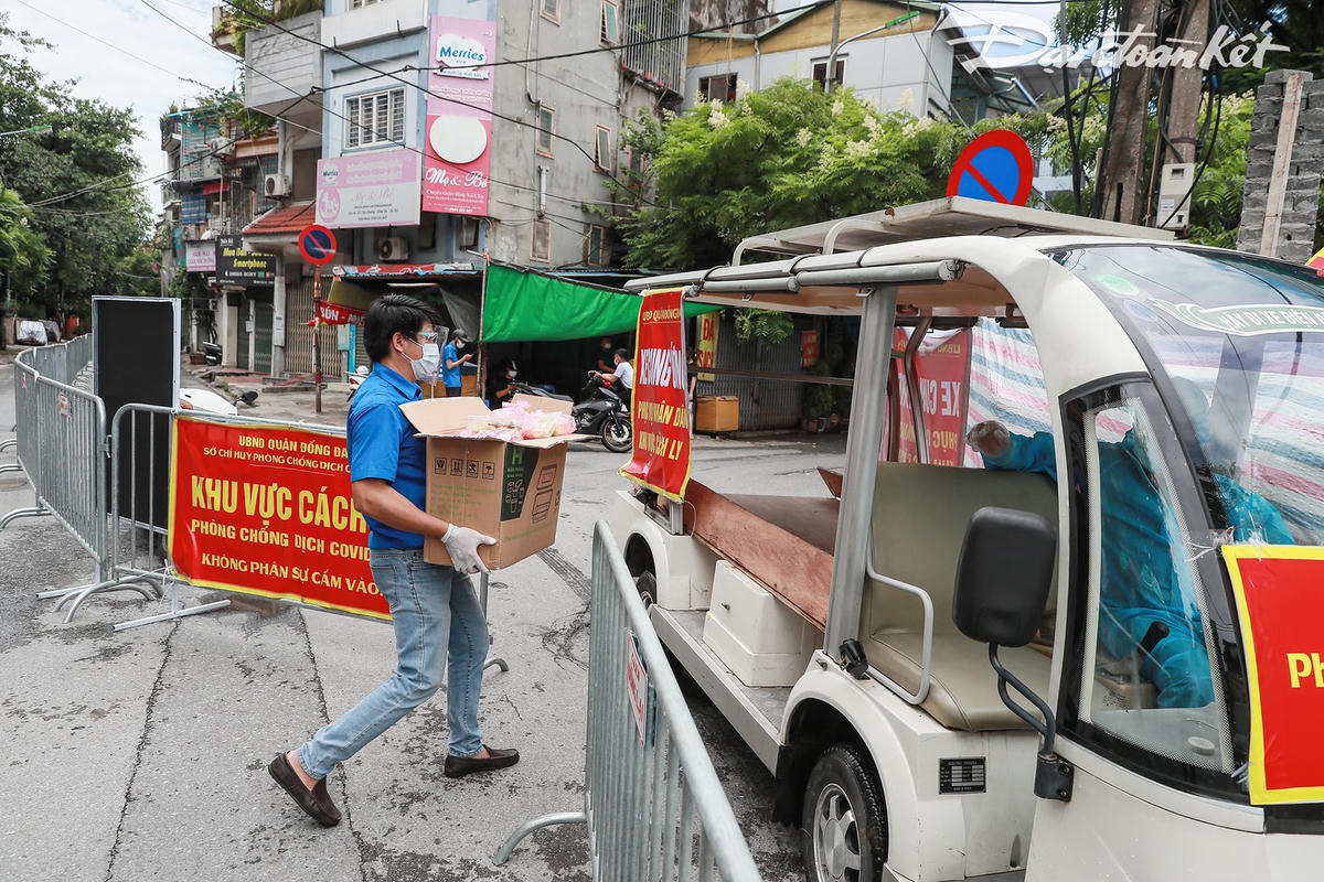 [ẢNH] Những suất ăn từ thiện đến tay người dân trong khu cách ly y tế