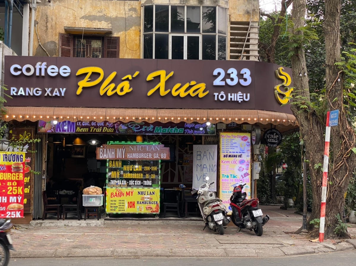 Quán cafe trên đường Tô Hiệu treo biển bán mang về. Ảnh: L.A..