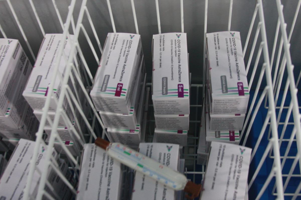 Được biết, toàn bộ 6.200 liều vaccine AstraZeneca vừa được phân bổ cho tỉnh Thừa Thiên - Huế, sẽ được tiêm cho những người làm việc tại các cơ sở y tế trên địa bàn tỉnh và các đối tượng đang làm việc tại các đơn vị bao gồm Cảng hàng không quốc tế Phú Bài, Công an tỉnh, Bộ Chỉ huy BĐBP tỉnh, Cảng biển Chân Mây… 