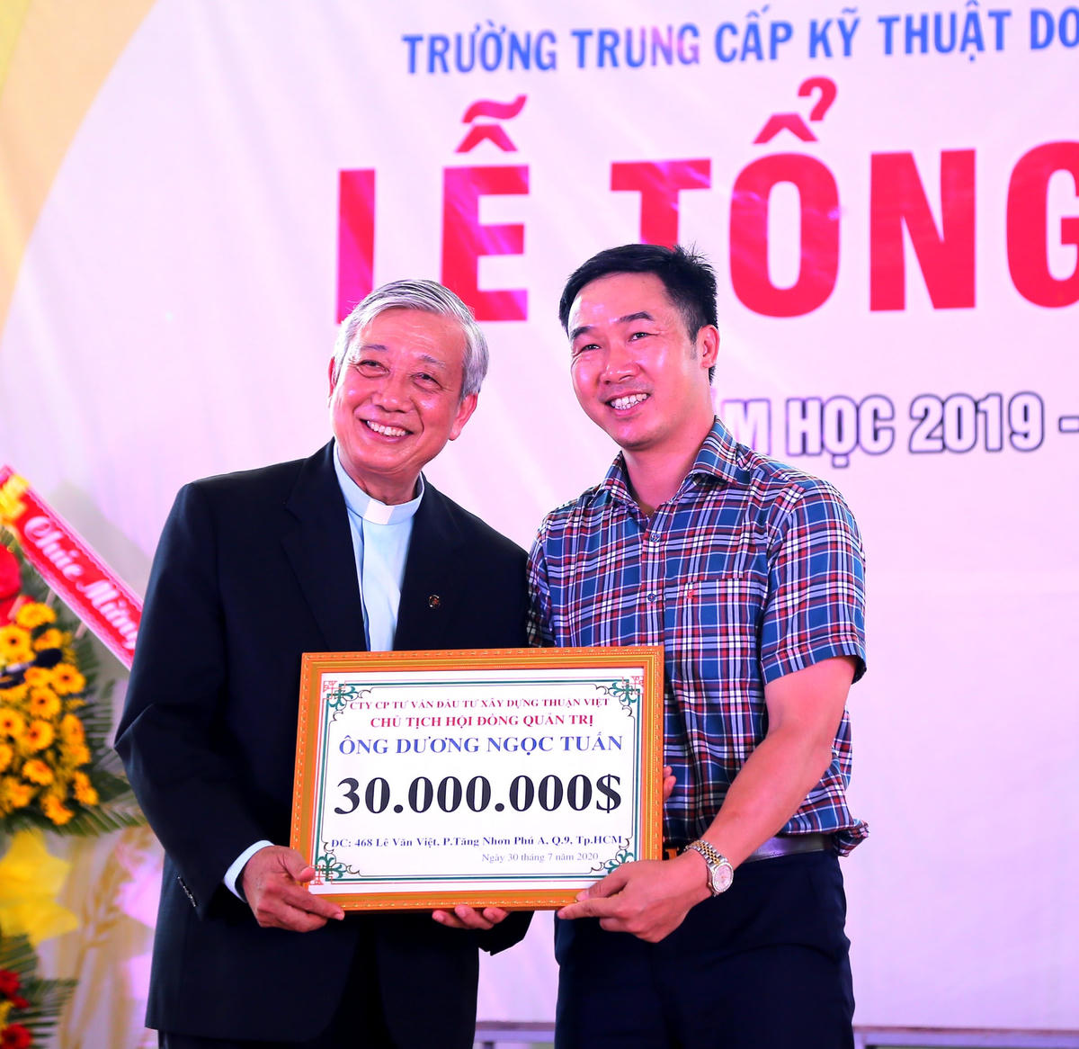 Công ty xây dựng Thuận Việt ủng hộ nhà trường trong ngày bế giảng. 