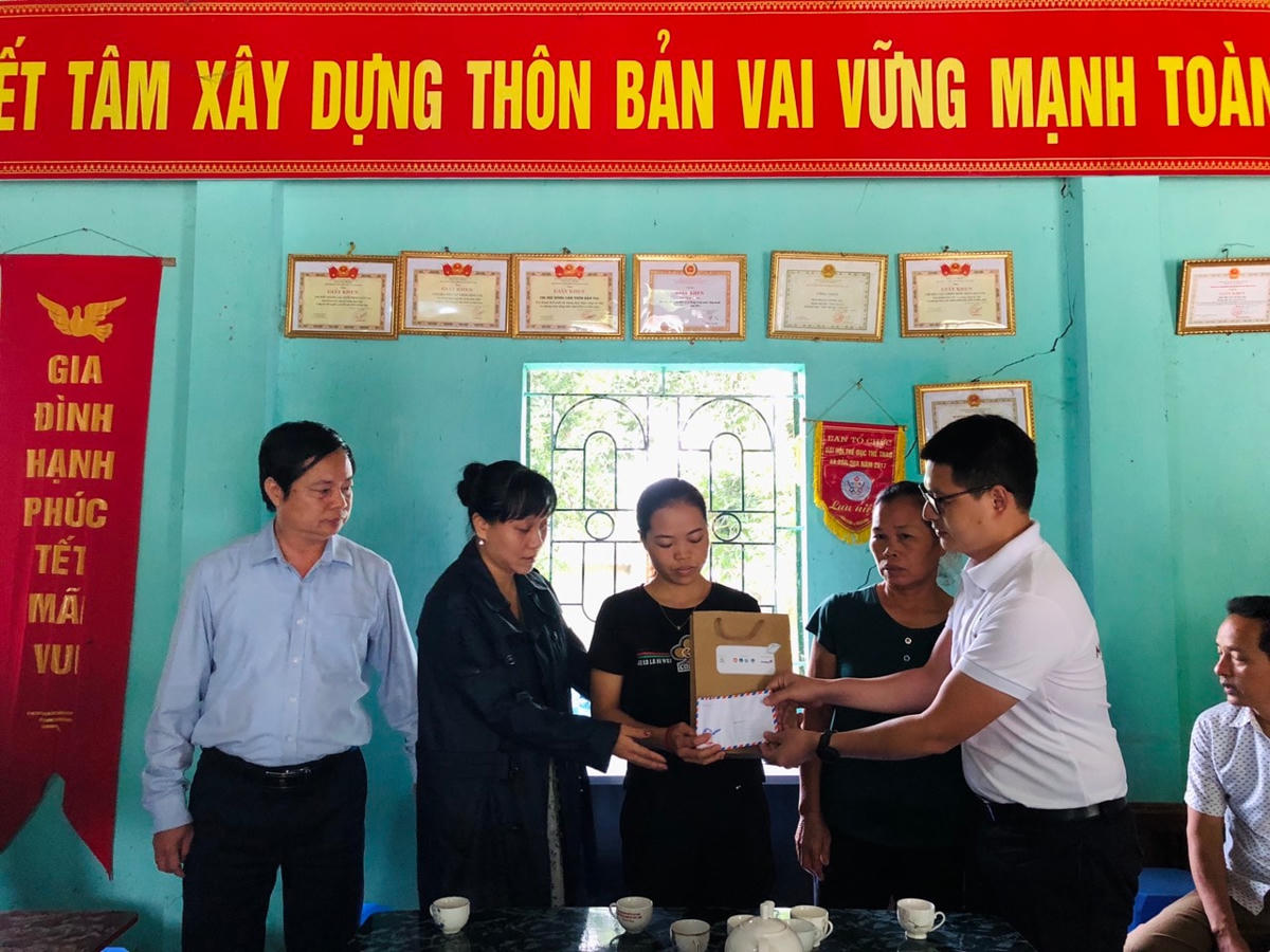 Đoàn công tác tặng quà động viên gia đình chị Lò Thị Duyên.