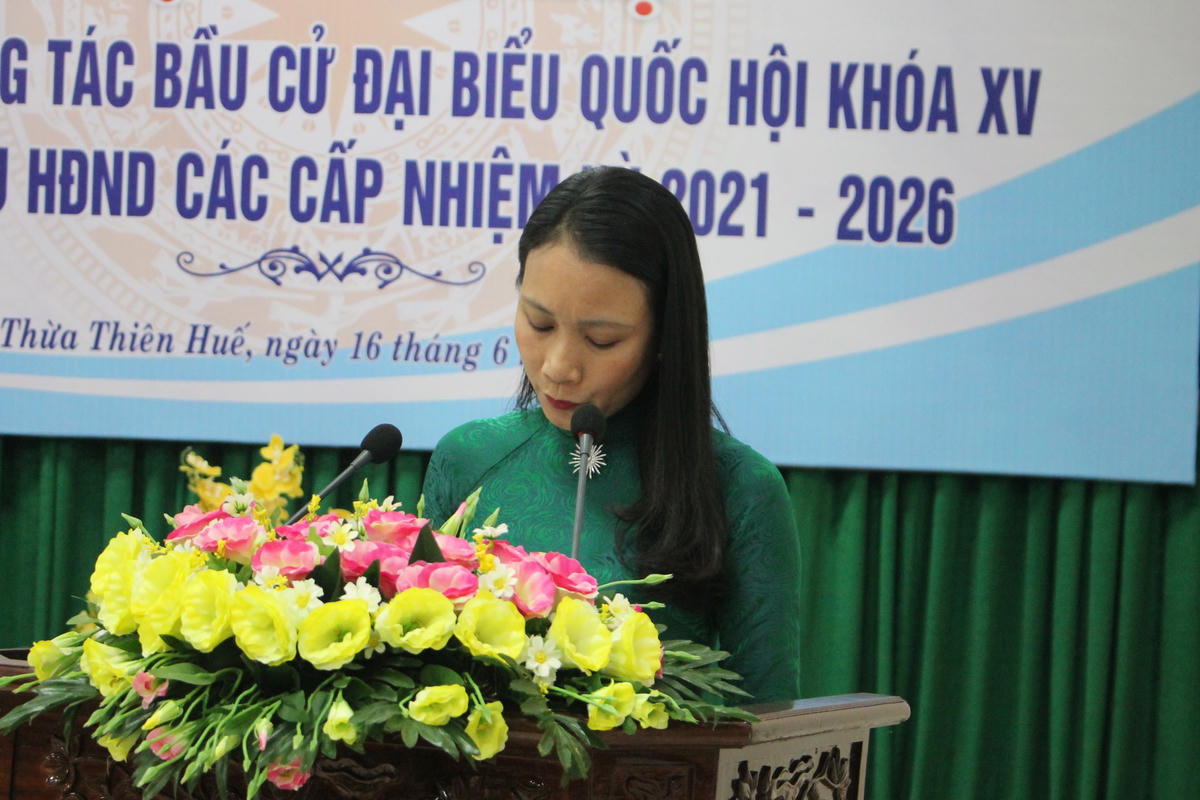 Phó Chủ tịch Uỷ ban MTTQ Việt Nam tỉnh Thừa Thiên-Huế Phan Thị Ái Nhi báo cáo tổng kết.