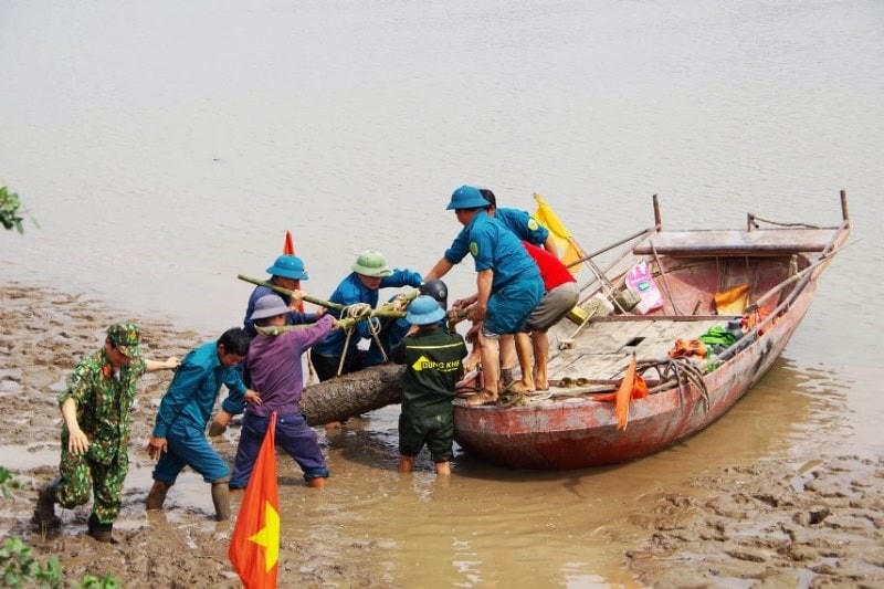 Lực lượng công binh tiến hành xử lý quả bom.