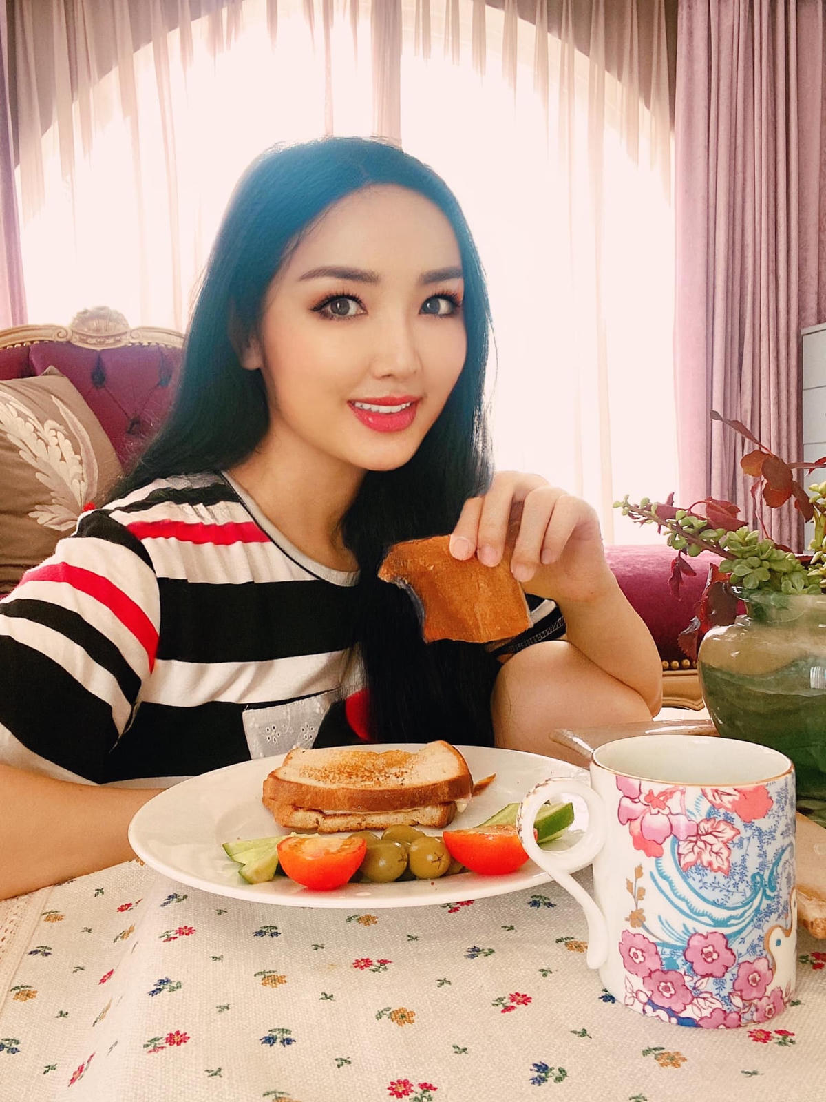 11. Hoa hậu Đền Hùng Giáng My vẫn xứng danh là người đẹp không tuổi. Cô khoe bữa trưa gọn nhẹ mùa Covid. 