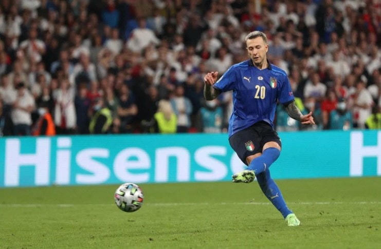 Federico Bernardeschi tự tin đưa Italy dẫn 3-2 ở lượt sút thứ tư. (Nguồn: UEFA).