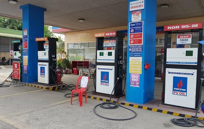 Không ít cửa hàng “găm hàng” không bán đợi xăng dầu lên giá.