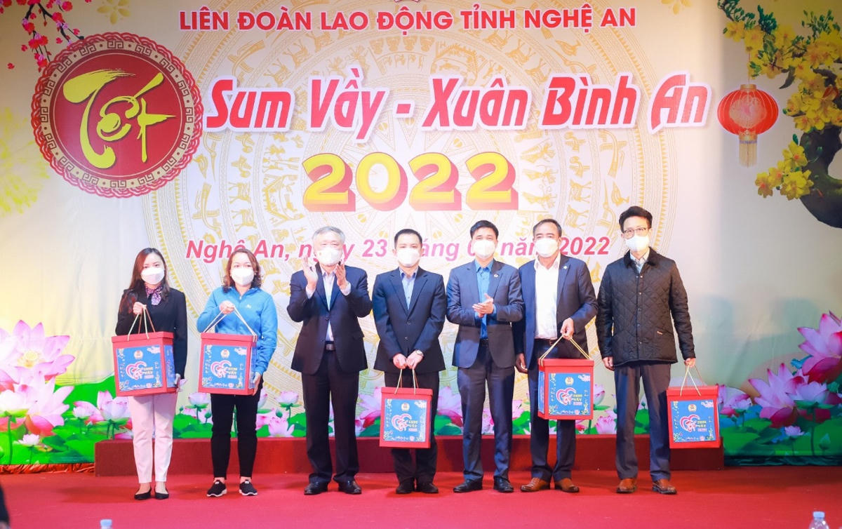 Ông Nguyễn Hòa Bình, Ủy viên Bộ Chính trị, Bí thư Trung ương Đảng, Chánh án TAND tối cao tặng quà cho 5 doanh nghiệp có nhiều nỗ lực ổn định sản xuất, bảo đảm việc làm cho người lao động trong bối cảnh dịch Covid-19.