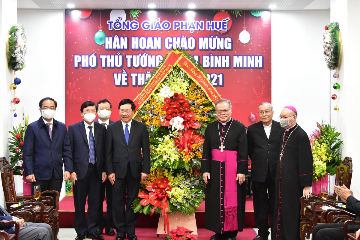 Phó Thủ tướng Thường trực Chính phủ Phạm Bình Minh tặng hoa chúc mừng Lễ Giáng sinh tại Tòa giám mục Huế.