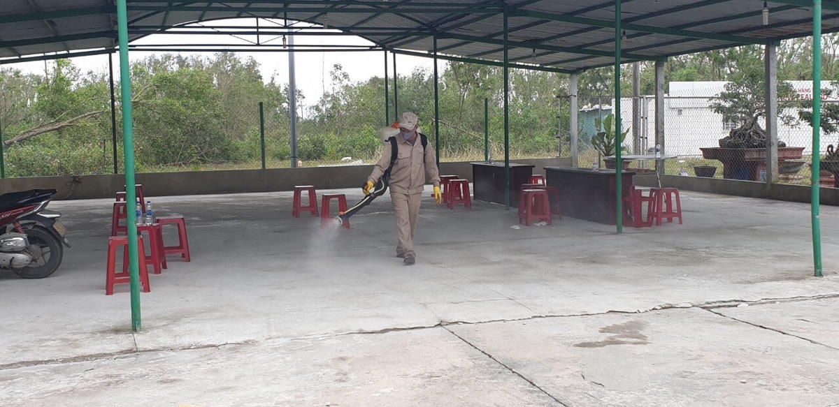 Tiến hành khử khuẩn trong khuôn viên sân bay Chu Lai.