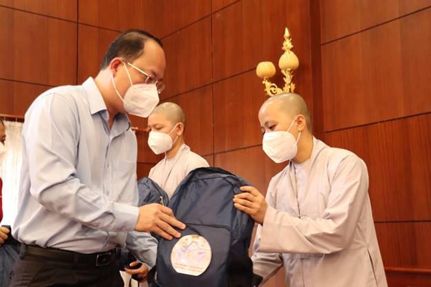Lãnh đạo TP HCM trao tặng cho các tình nguyện viên một số vật dụng thiết yếu trước khi lên đường phòng, chống dịch.