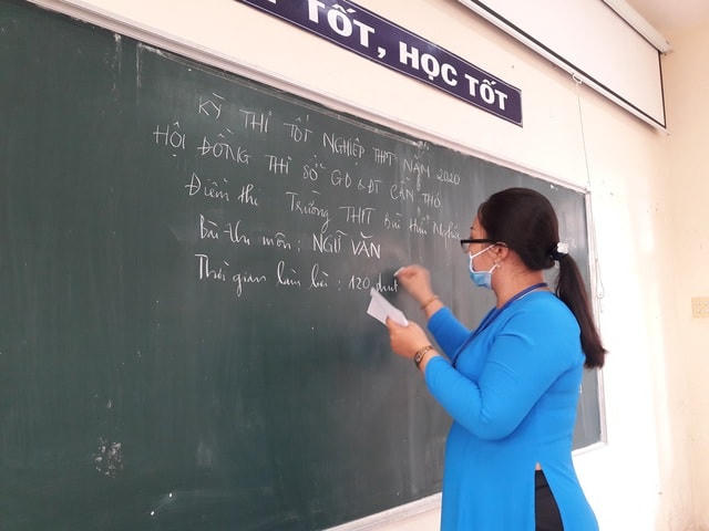 Các thí sinh ở Cần Thơ phải đến sớm 15 phút để kiểm tra nhiệt độ (ảnh Phạm Tâm).