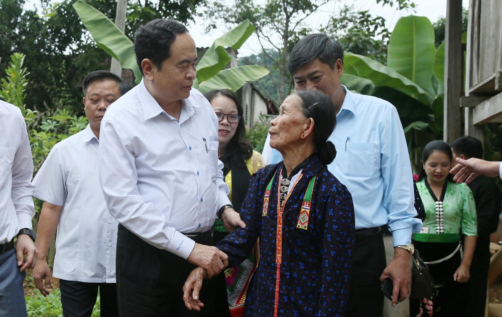 Bí thư Trung ương Đảng, Chủ tịch UBTƯ MTTQ Việt Nam Trần Thanh Mẫn thăm hỏi người dân trong chuyến đi trao tặng nhà Đại đoàn kết cho 5 hộ nghèo trên địa bàn xã Mường Giàng, huyện Quỳnh Nhai, Sơn La. Ảnh: Quang Vinh.