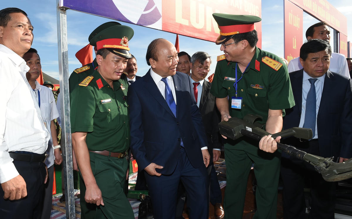 Cũng trong sáng nay, Thủ tướng Nguyễn Xuân Phúc đã thị sát tình hình rà phá bom mìn và san lấp mặt bằng của dự án xây dựng Cảng hàng không quốc tế Long Thành giai đoạn 1. Ảnh: VGP/Quang Hiếu.