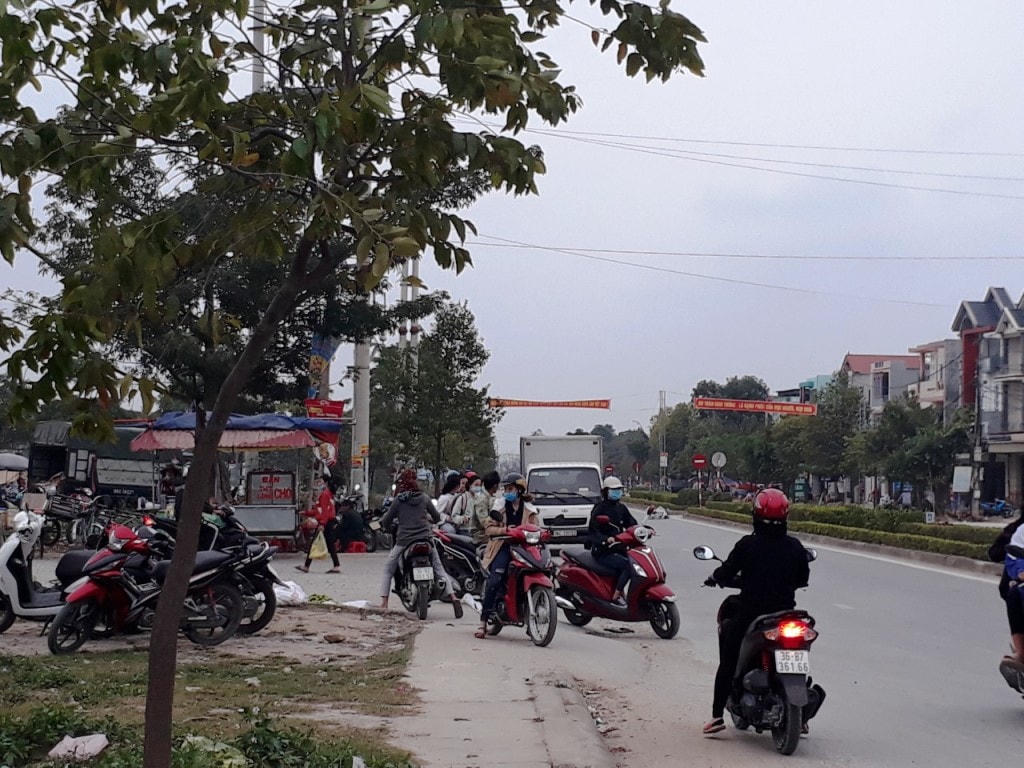 Giờ tan tầm, hơn 10 nghìn công nhân túa ra đường gây ra tình trạng hỗn loạn bán mua trên quãng đường dài gần 1km tại thị trấn Quán Lào.