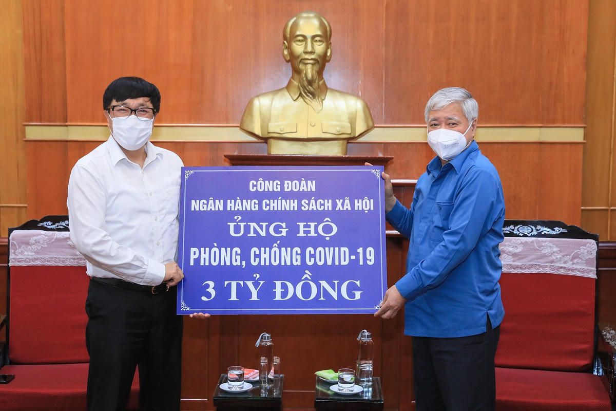 Bí thư Trung ương Đảng, Chủ tịch UBTƯ MTTQ Việt Nam Đỗ Văn Chiến tiếp nhận ủng hộ từ Ngân hàng Chính sách xã hội.