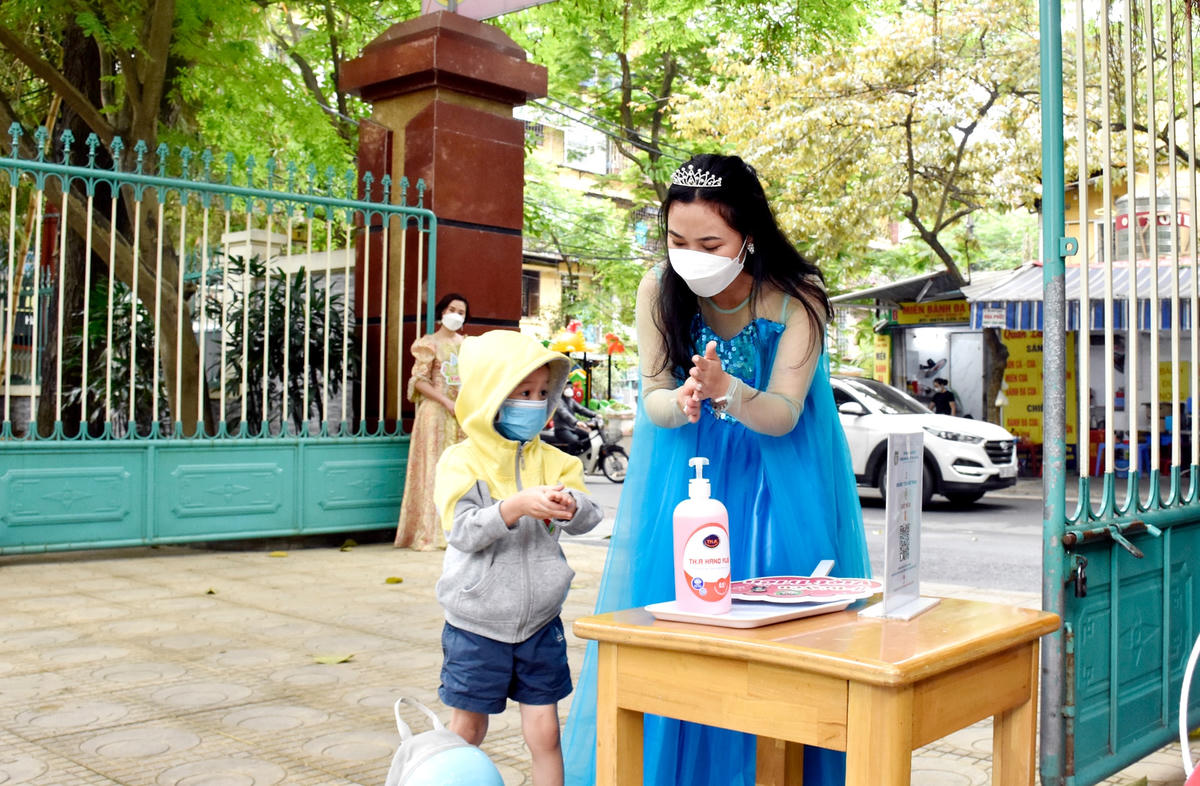 Trẻ mầm non ở Hà Nội khóc, cười ngày trở lại trường