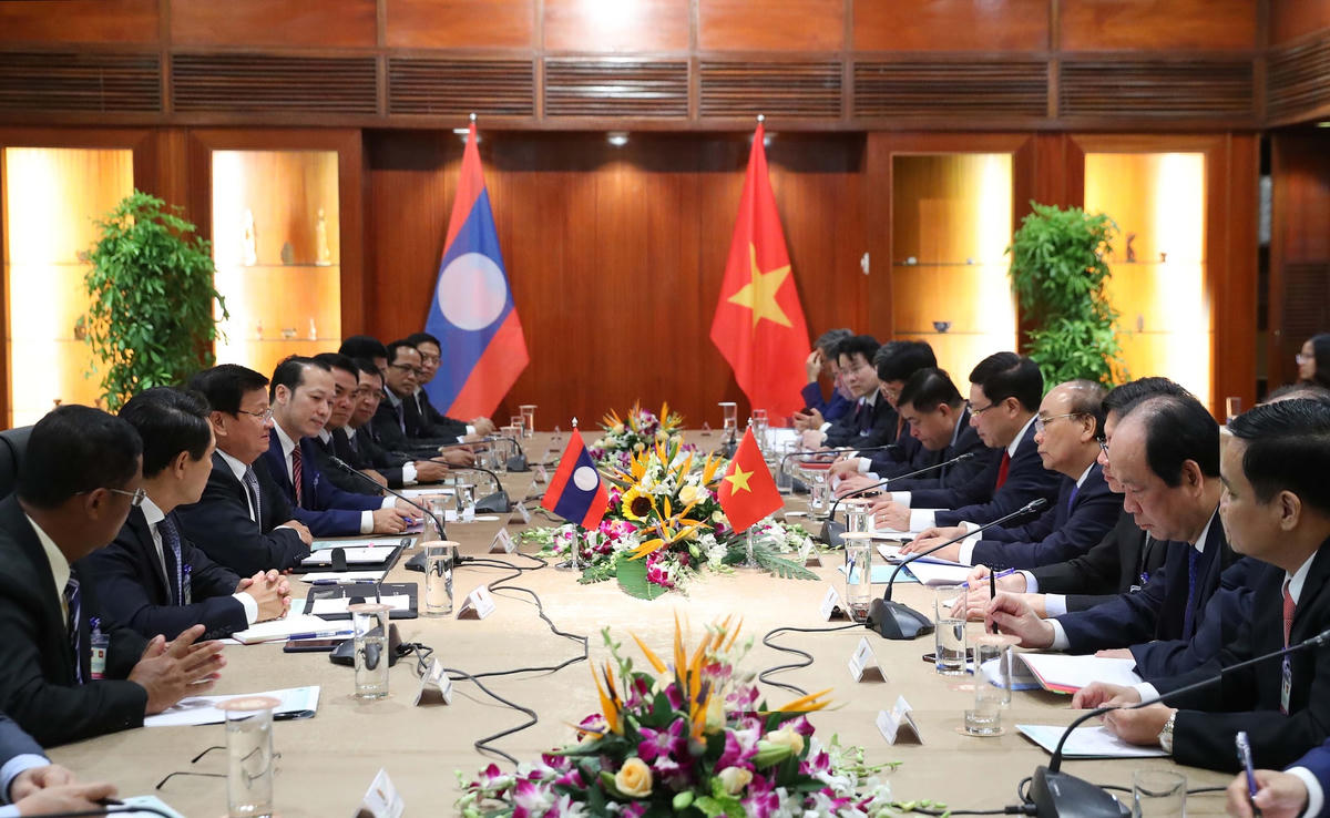 Thủ tướng Nguyễn Xuân Phúc hội đàm với Thủ tướng Lào Thongloun Sisoulith. Ảnh: VGP.