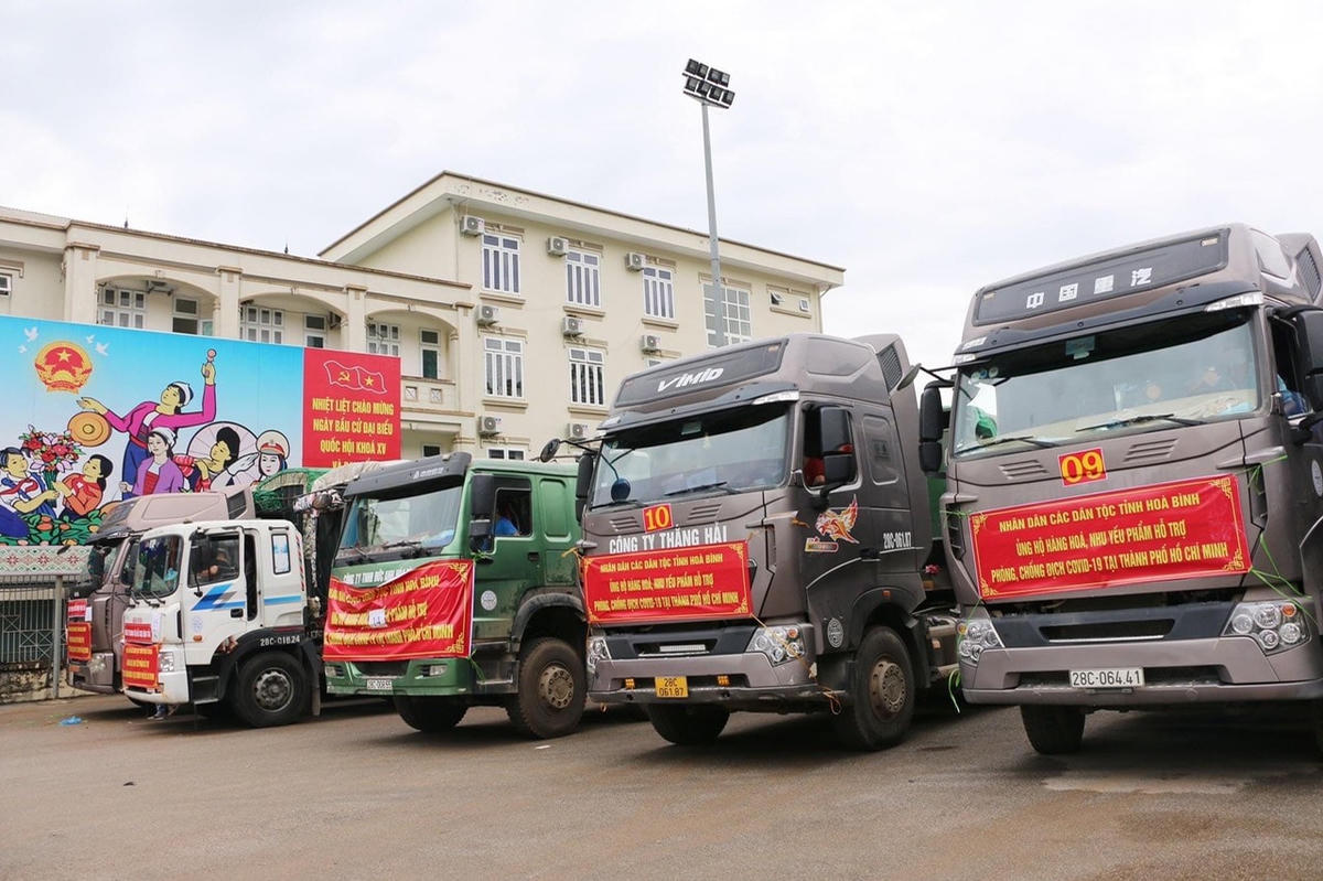 Những chuyến xe chở nhu yếu phẩm chuẩn bị khởi hành vào TP HCM.