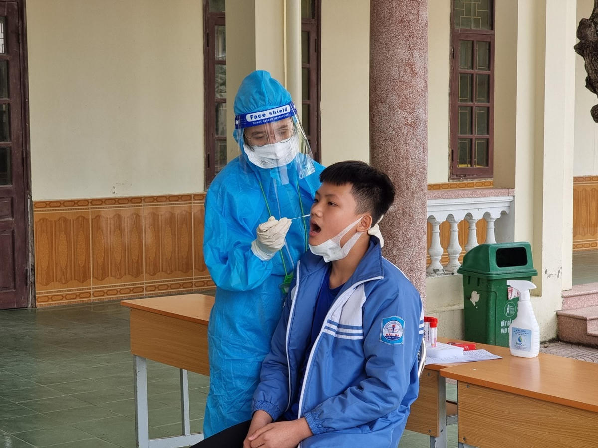 Nhân viên Y tế thực hiện xét nghiệm nhanh cho học sinh trên địa bàn quận Kiến An (Hải Phòng).