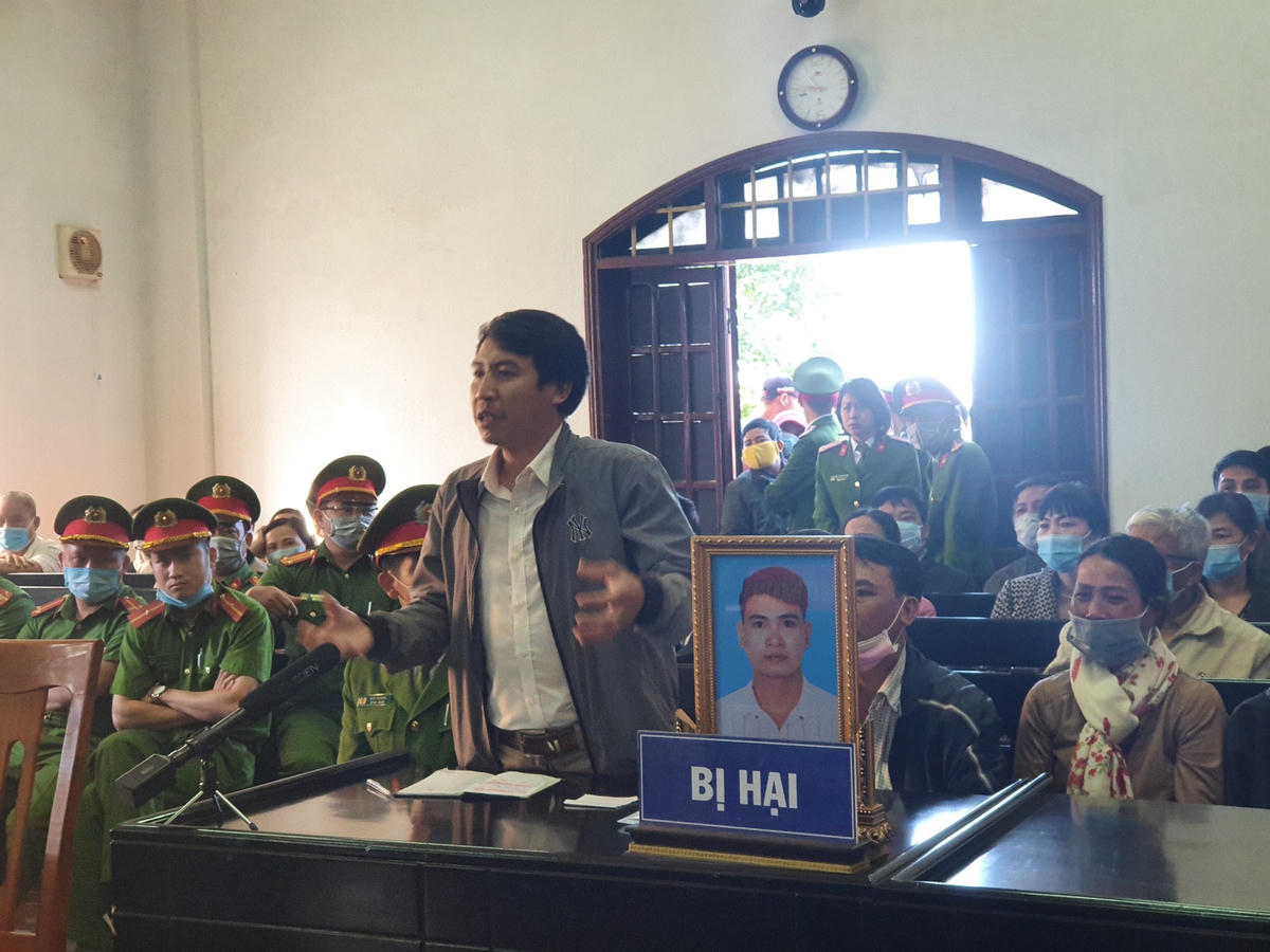 Gia đình bị hại tại tòa.