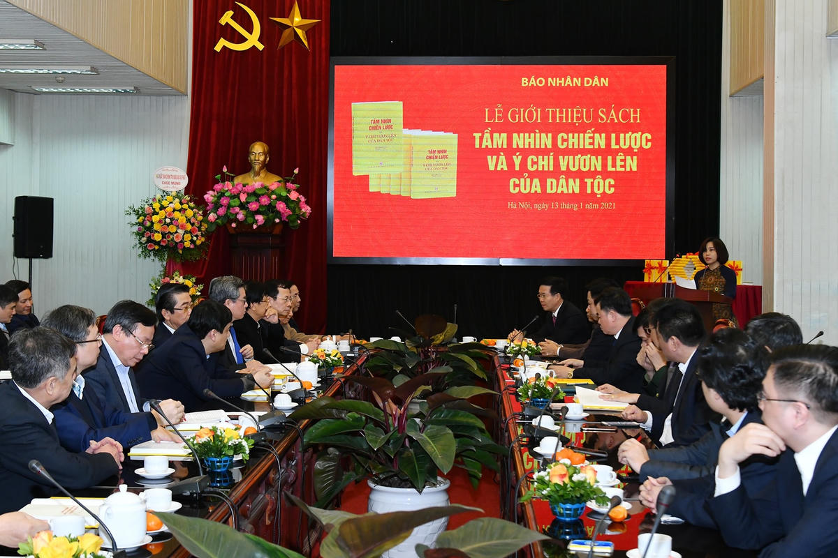 Quang cảnh lễ ra mắt cuốn sách "Tầm nhìn chiến lược và ý chí vươn lên của dân tộc".
