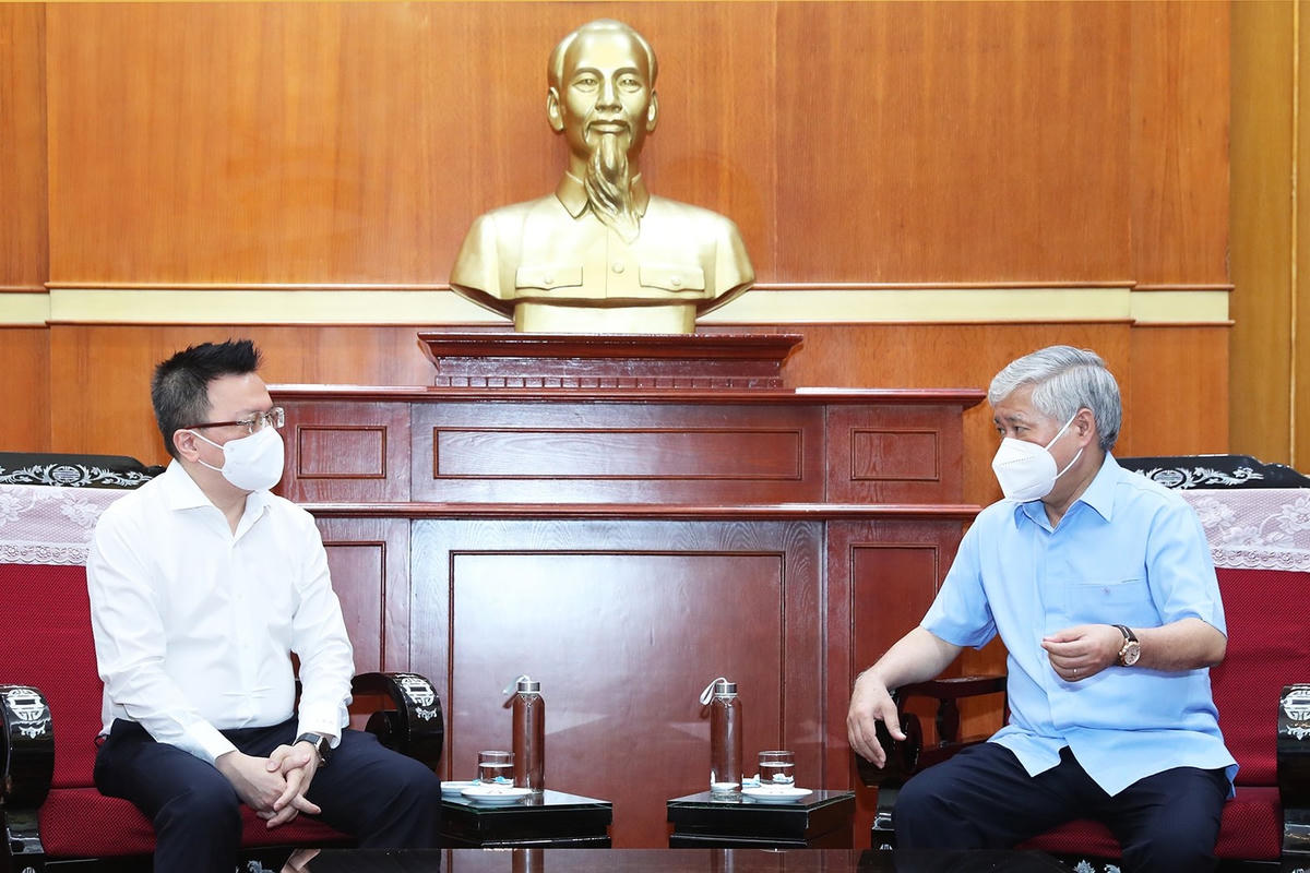 Bí thư Trung ương Đảng, Chủ tịch UBTƯ MTTQ Việt Nam Đỗ Văn Chiến trao đổi với Tổng Biên tập Báo Nhân Dân Lê Quốc Minh.